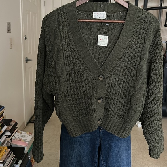 NWT Green Knit Sweater ,Cardigan Size M - Picture 1 of 11